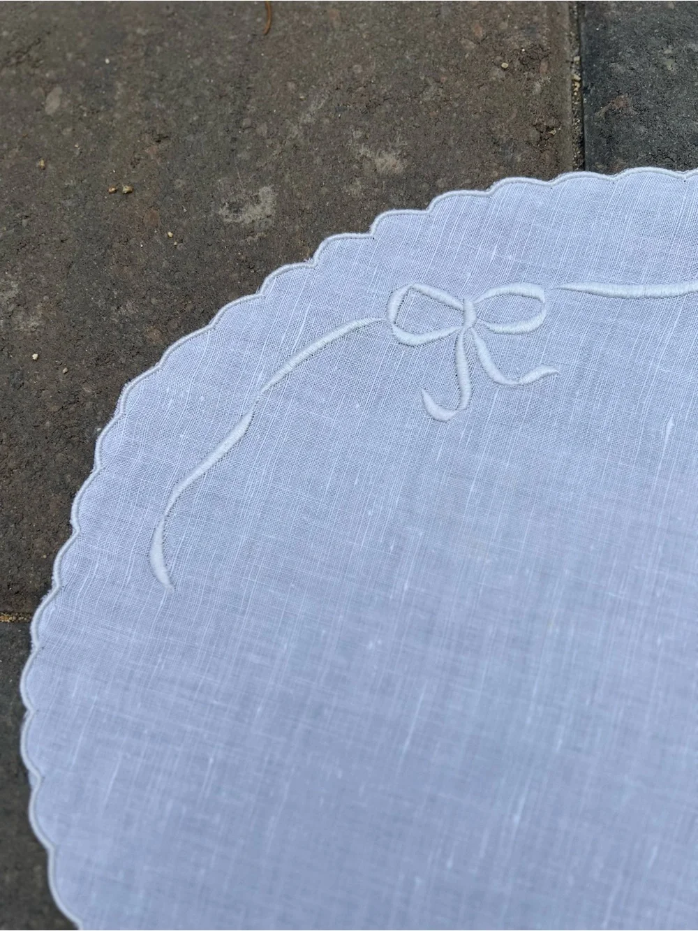 Set of 8 Vintage White Linen Oval Placemats Embroidered Bows & Scalloped Edges